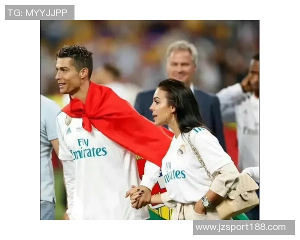 乔治娜分享与C罗及苹果CEO库克等人亲密合影引发热议 乔治娜分享与C罗及苹果CEO库克等人亲密合影引发热议